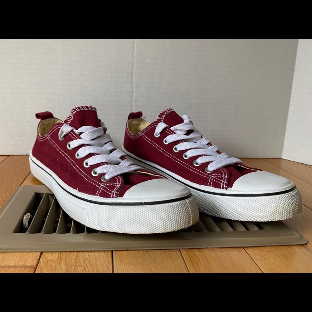 Size 8/9 Maroon Rue 21 Converse Look-Alike Sneaker